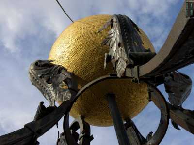 ...rivela ai nostri occhi la magnifica sfera. Sostenuta da supporti ferrei a foglia � composta da tessere dorate che, risplendendo alla luce del sole, quasi ci abbagliano